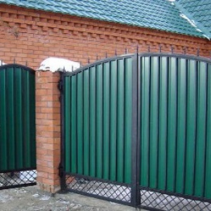Ворота и калитки из профнастила с элементами ковки