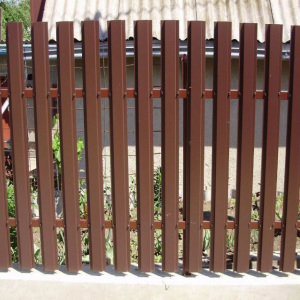 Забор из металлоштакетника